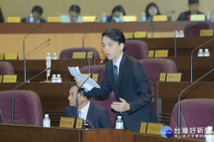 市議員牛煦庭在總質詢邀鄭文燦評論同樣是總統級人選的前桃園縣長朱立倫