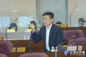 市議員劉熒隆在總質詢時，就闢建龍潭觀光轉運站、龍潭第二交流道設置入口意象、老街溪整治納入龍潭段等議題給予數項建議。(圖/桃園市議會提供)