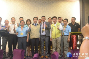 黃偉哲市長肯定黃世偉理事長的付出。