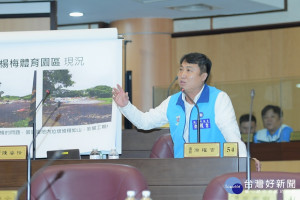 市議員涂權吉表示，楊梅體育園區腹地內垃圾堆積如山，讓人擔憂進度是否如期進行。(圖／桃園市議會提供)