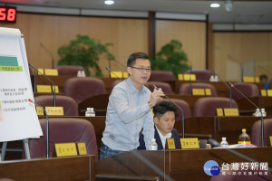 市議員劉仁照在總質詢建議平鎮運動公園沙坑區增加天幕，並關心延平路周邊環境改善、平鎮地區3條瓶頸道路打通進度。(圖／桃園市議會提供)