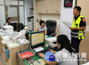 元長所副所長張原銘前往轄區各金融機構、郵局，和行員及鄉親面對面互動，宣導反詐騙及存提款安全諮詢。（記者陳昭宗拍攝）