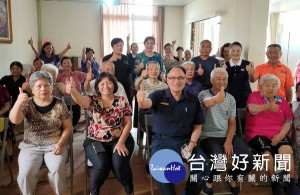 北港分局長王立德與高齡長者們面對面交流，進行反詐騙、反毒及防竊宣導，亦講授年長者的交通安全觀念，藉以提升老人家行的安全。（記者陳昭宗拍攝）