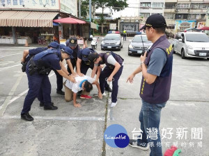 北港警方於牛墟市集停車場內實施「快速打擊犯罪部隊演練」，強化第一線員警危機處理能力，亦宣誓警方遏止街頭暴力、打擊不法之決心。（記者陳昭宗拍攝）