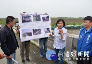 近日暴雨侵襲，雲林縣多處積水與道路損壞，縣長張麗善率相關單位前往視察，期還給縣民一個安全的生活環境。（記者陳昭宗翻攝）