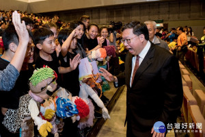 桃園市長鄭文燦出席「108年桃園之光表揚大會」，與接受表揚的學生們擊掌致意。