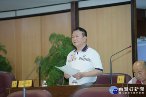 市議員歐炳辰在總質詢時關心中央農損補助是否定案。(圖／桃園市議會提供)