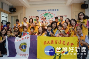 家扶基金會蕭文龍董事、育達獅子會與育達慈善會的會友們，與家扶親子一起體驗包粽子，提前歡度端午佳節。（記者陳昭宗拍攝）