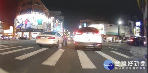 車輛拋錨阻通行險象環生　熱心警積極協助排除