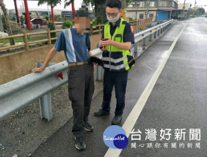 虎尾客厝所警員許瑋展巡勤時發現迷途的外籍背包客，即時給予關懷及協助，深獲外籍朋友的肯定與讚許，建立良好的國民外交。（記者陳昭宗翻攝）
