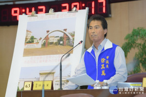 市議員徐其萬認為不應刪除60分貝噪音線範圍，否則可能衝擊既有噪音補償金發放事宜，影響大園居民的權益。(圖／桃園市議會提供)