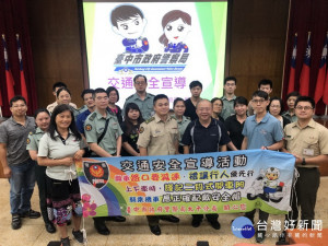 太平警方向軍方人員宣導交通安全。林重鎣攝