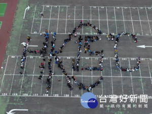 

弘光科技大學為了響應「524全球氣候行動」，300多名師生在操場排字「HK1.5℃」，同時大喊「弘光節能減碳，行動救地球」口號，呼籲大家節能減碳，別讓地球繼續暖化。（記者陳榮昌攝）