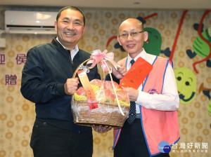 新北市長侯友宜24日訪視三重區溪美公共托老中心、自閉症潛能發展中心及愛悅養護中心等社福機構，致贈加菜金及水果禮盒，並預祝大家端午節快樂！（圖／記者黃村杉攝）