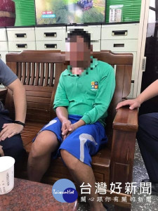男子迷途路倒街頭，所幸土庫所員警及時予以協助，讓男子平安返家與家人團聚。（記者陳昭宗翻攝）