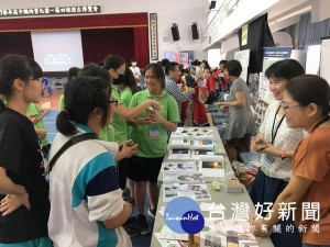北港高中舉辦「四校聯合招生博覽會」，提供國中生作為將來升學的參考，扶輪社社長張篤恭亦慷慨資助貧生獎學金，鼓勵向學。（記者陳昭宗拍攝）