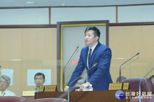 市議員簡智翔建議新設各級學校透過委外經營方式，開放運動場館提供民眾使用，以提高民眾運動意願。(圖／桃園市議會提供)