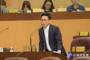 市議員余信憲怒批，交通局會勘時間改變卻沒通知參與單位，讓里長、警察局在現場等了一小時。(圖／桃園市議會提供)