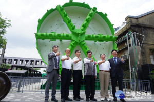 桃園市長鄭文燦和貴賓們在桃園軌道願景館陳列的實體潛盾機前合影。