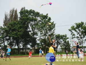 

大甲第三屆風箏節假大甲高工體育場舉行，數百風箏翱翔天空煞是美觀，顯出親子、愛情及友情等，以及長青長輩專注的彩繪風箏，溫馨互動畫面。（記者陳榮昌攝）