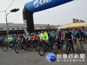 
中市大甲區巨大公司，慶祝創辦人劉金標環島乘騎十一周年及五一勞動節，舉辦騎單車健康逍遙遊活動，二千名員工及家屬在中央、地方民代、官員及巨大幹部的率領下展開活動，愉快的沿線賞優麗的海景。（記者陳榮昌攝）
  