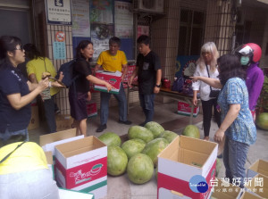  

圖:花蓮縣的西瓜和農特產品在大溪推介時，獲得民眾青睞。
