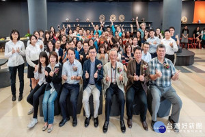 學聚館啟用合影。