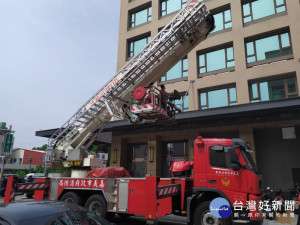 轄內大樓飯店林立 高空救援勤訓練