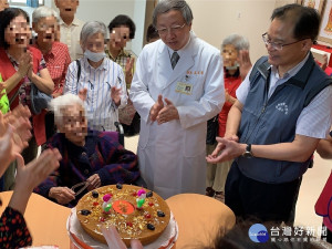 每逢佳節倍思親 榮服處探慰北榮桃醫榮民(前南門國小黃尚清老師過生日)