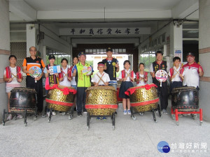 佳里分局結合延平國小戰鼓隊宣傳軍民聯合防空萬安42號演習。