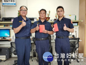 北辰所副所長吳鎮尼等人破獲轄區販毒案，查扣海洛因、安非他命等毒品，分局長王立德立即頒獎鼓勵有功員警，有效振奮士氣。（記者陳昭宗拍攝）