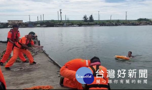 第四岸巡隊為提昇防救災觀念及事故發生救援能力，舉辦「聯合區域搜救暨漁港安全綜合演練」，強化聯合救援機制，確保鄉親安全。（記者陳昭宗拍攝）