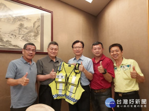 霧峰警友贈反光背心。林重鎣攝