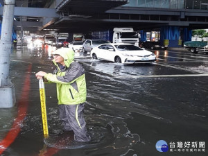 桃園市受到豪大雨侵襲，龜山區長庚文化一路一帶淹水達30分分，水局人員於現場了解淹水情形並進行疏導處理。