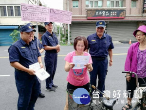 北港分局長王立德為讓轄內民眾明瞭演習訊息，率員走上街頭，於市區馬路上及店家發放傳單，希望鄉親能事先準備，避免影響生活作息。