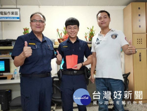 北辰所員警獲知民眾遺失錢包PO網協尋，主動偵查調閱附近監視器畫面，找回遺失的金錢及單車，深獲民眾肯定讚許。（記者陳昭宗拍攝）
