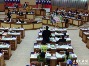 何博文、鄭宇恩、周雅玲、彭佳芸、李坤城、廖宜琨、張志豪、鍾宏仁等議員聯合質詢。（圖／記者黃村杉攝）