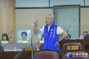 市議員褚春來在市政總質詢因五酒桶山步道工程議題與工務局長黃治峯吵得不可開交。(圖／桃園市議會提供)
