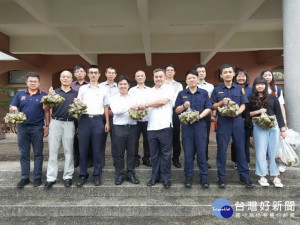 市議員送肉粽給太平警方。林重鎣攝