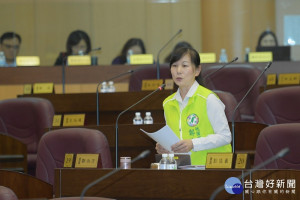 市議員鄭淑方建議楊梅地區應該配合新的行政園區建立，全面檢討公所對面的第二公有市場用地。(圖／桃園市議會提供)
