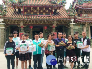 蔡岳儒議員與婦幼協會、家扶中心及武德宮包製4500顆「武財神平安粽」與「金榜題名粽」與弱勢家庭分享，慶賀端午佳節。（記者陳昭宗拍攝）