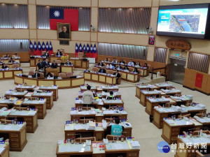 市政總質詢由陳文治、李余典、戴瑋姍、張維倩、張錦豪、陳世榮、羅文崇等議員質詢。（圖／記者黃村杉攝）