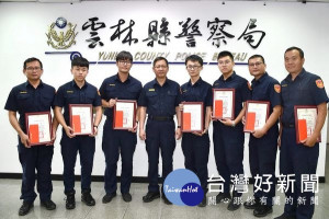 北港警分局積極打擊詐欺犯罪，成功攔阻多起詐騙案，獲縣警局副局長鄒貴智公開表揚並頒發獎勵金予阻詐有功人員。（記者陳昭宗拍攝）