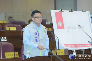 市議員楊家俍在市政總質詢建議建議新闢「林靖娟老師紀念公園」緬懷大愛。(圖／桃園市議會提供)