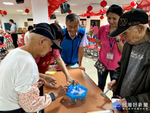 銀髮桌遊樂活日 端午龍舟好好滑