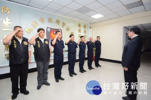 市長與破案有功人員代表合影

