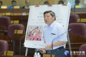 市議員張運炳在市政總質詢針對內壢中山公園設置老人文康中心、成立兒童型運動中心提出建議。(圖／桃園市議會提供)