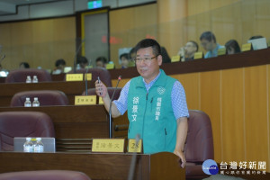 市議員徐景文建議桃園公立學校應重新張掛「禮義廉恥」校訓。(圖／桃園市議會提供)

