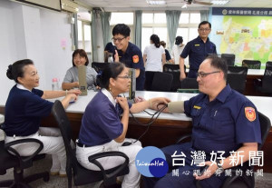 慈濟基金會與北港媽祖醫院醫檢團隊，前往北港警分局替第一線員警的健康把關，有效提升保衛鄉親的正能量。（記者陳昭宗拍攝）