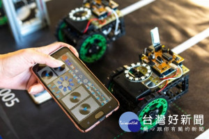 一台手機便可操作機器人

